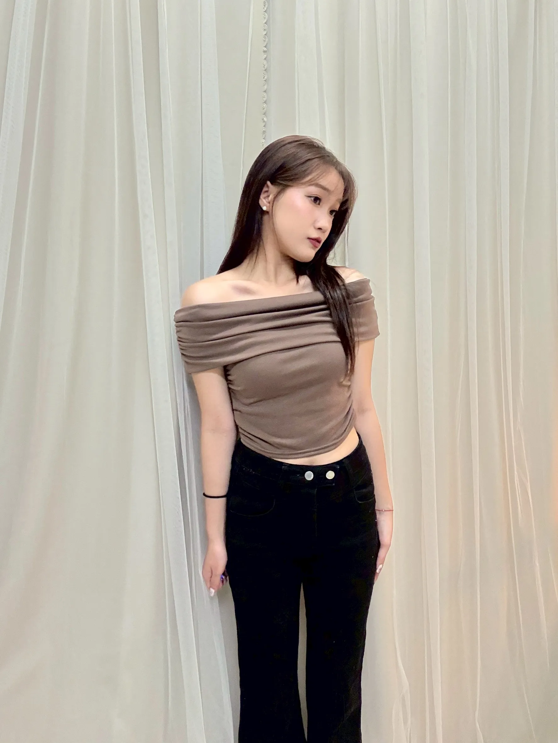 韓劇女主-正韓側邊抓皺顯瘦露肩一字領