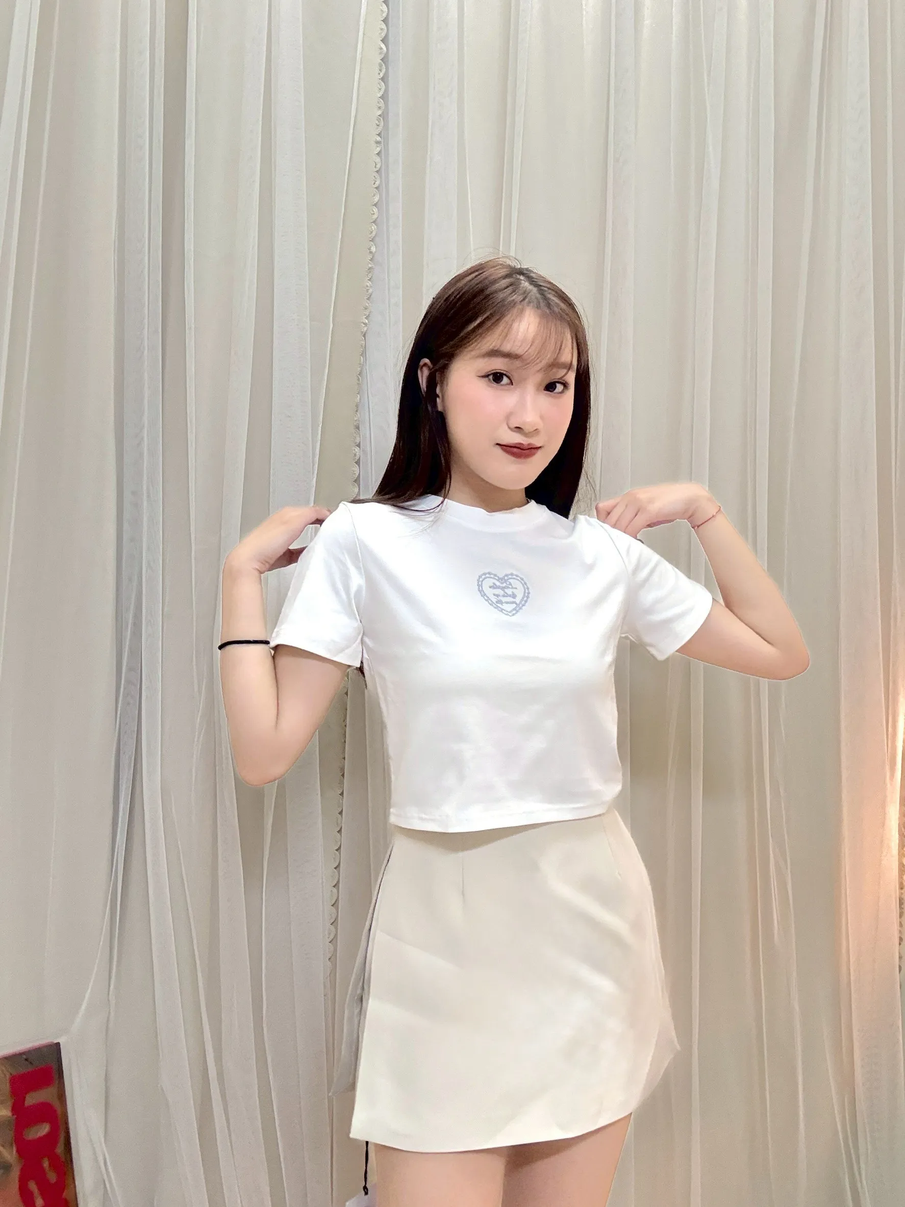 日常必備-愛心刺繡高彈上衣