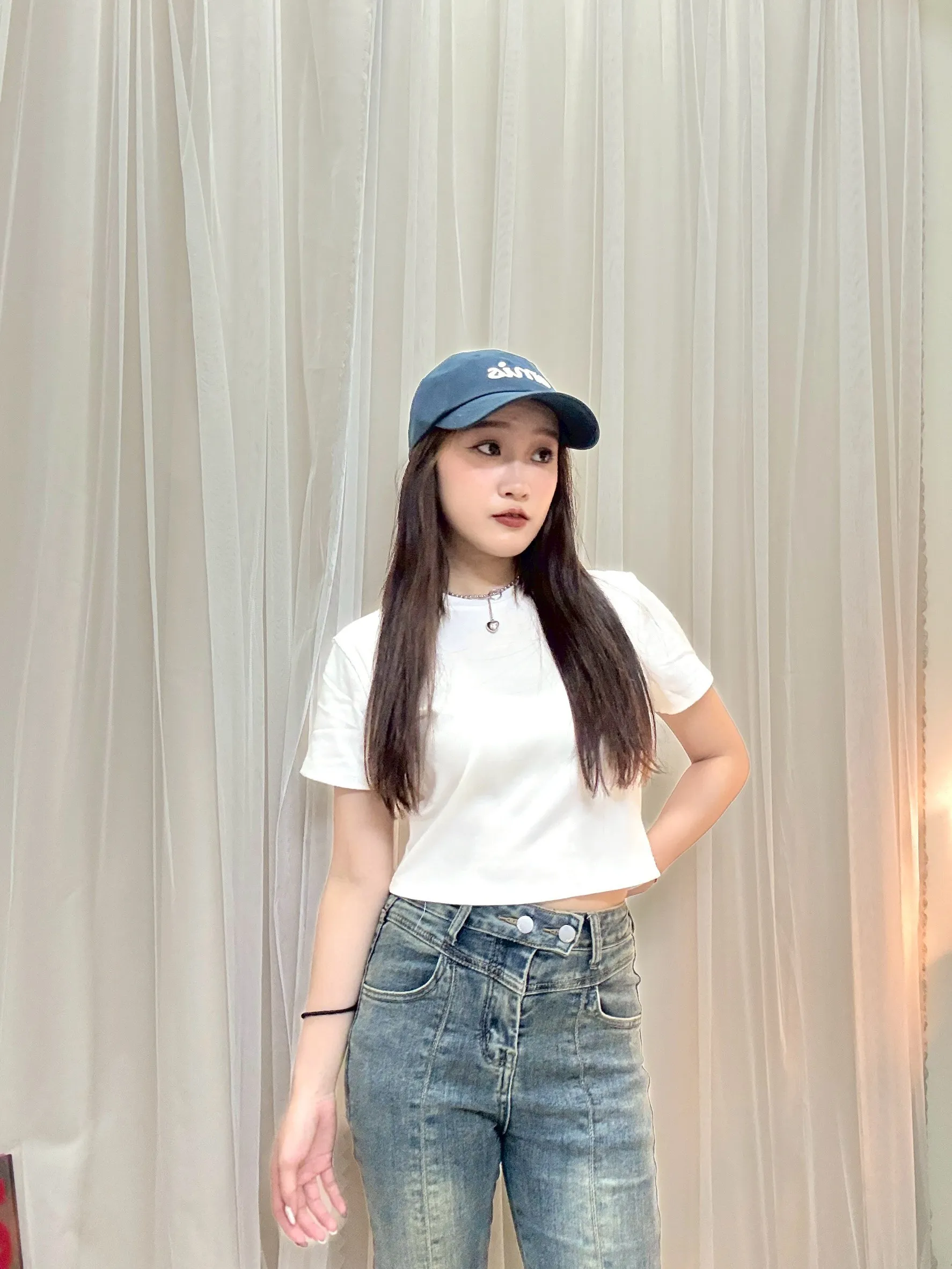 日常穿搭-英文刺繡合身彈性短上衣