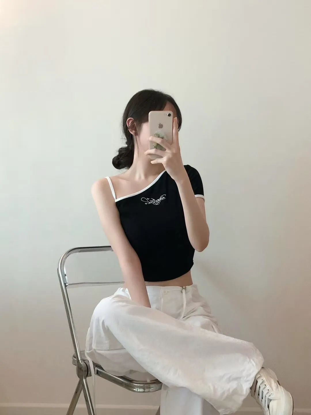 正韓 單肩刺繡造型短袖上衣