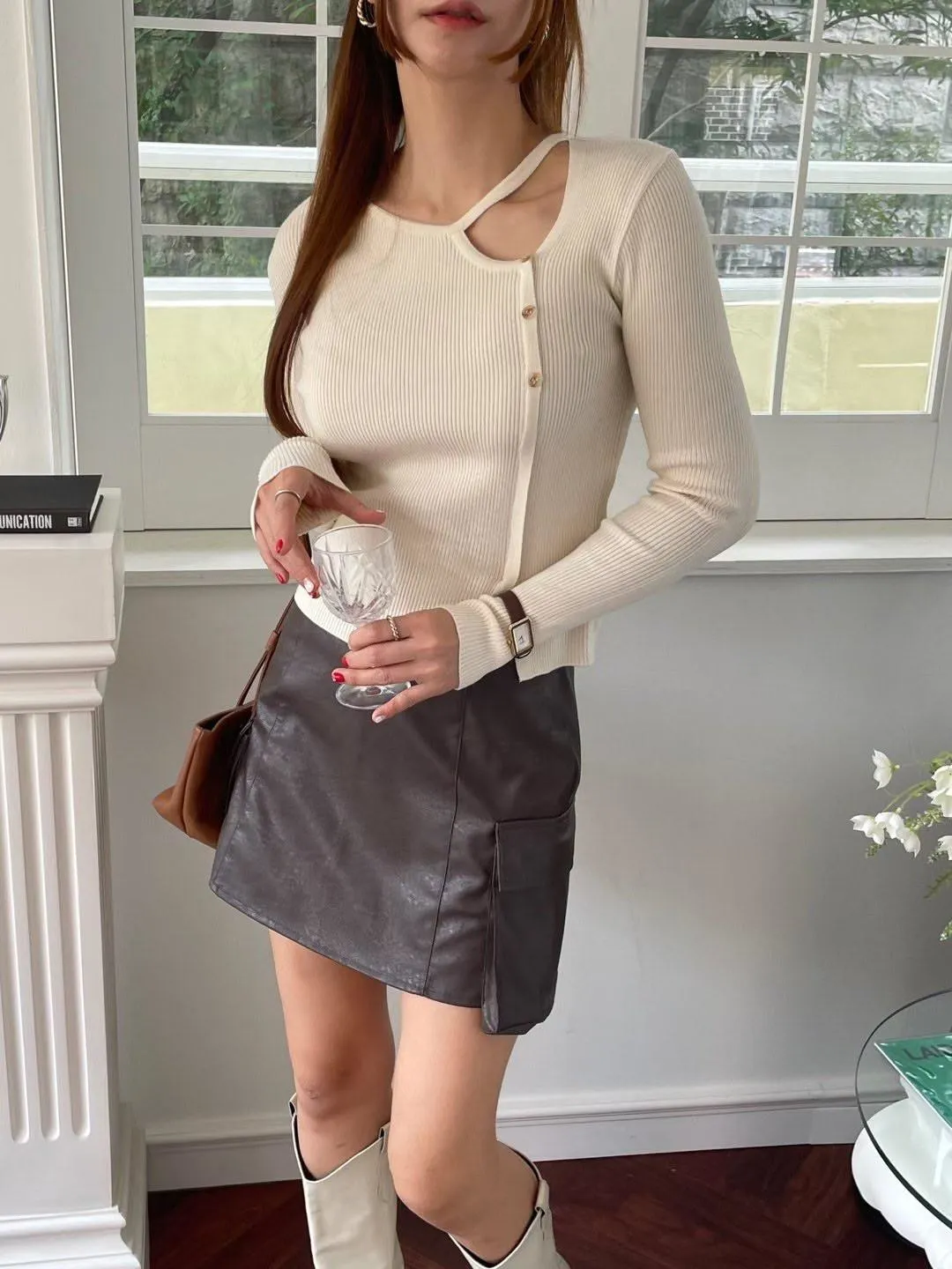 正韓直紋不規則鏤空排釦上衣