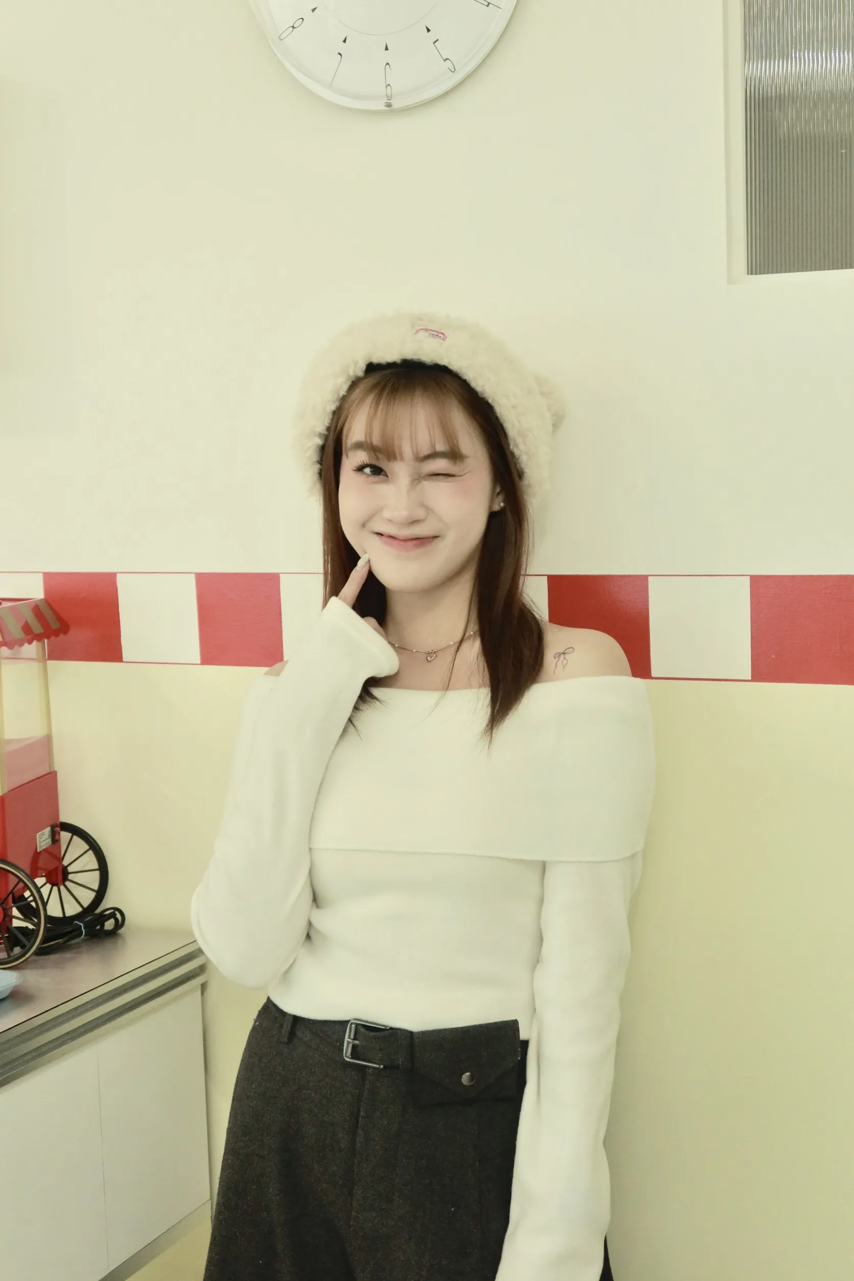 正韓修身露肩厚磅一字領