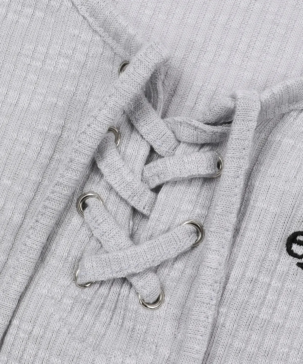 【預購】 MUCENT SARON EYELET LACE-UP SLIM FIT HALF T 前綁帶 下圓弧 修身上衣