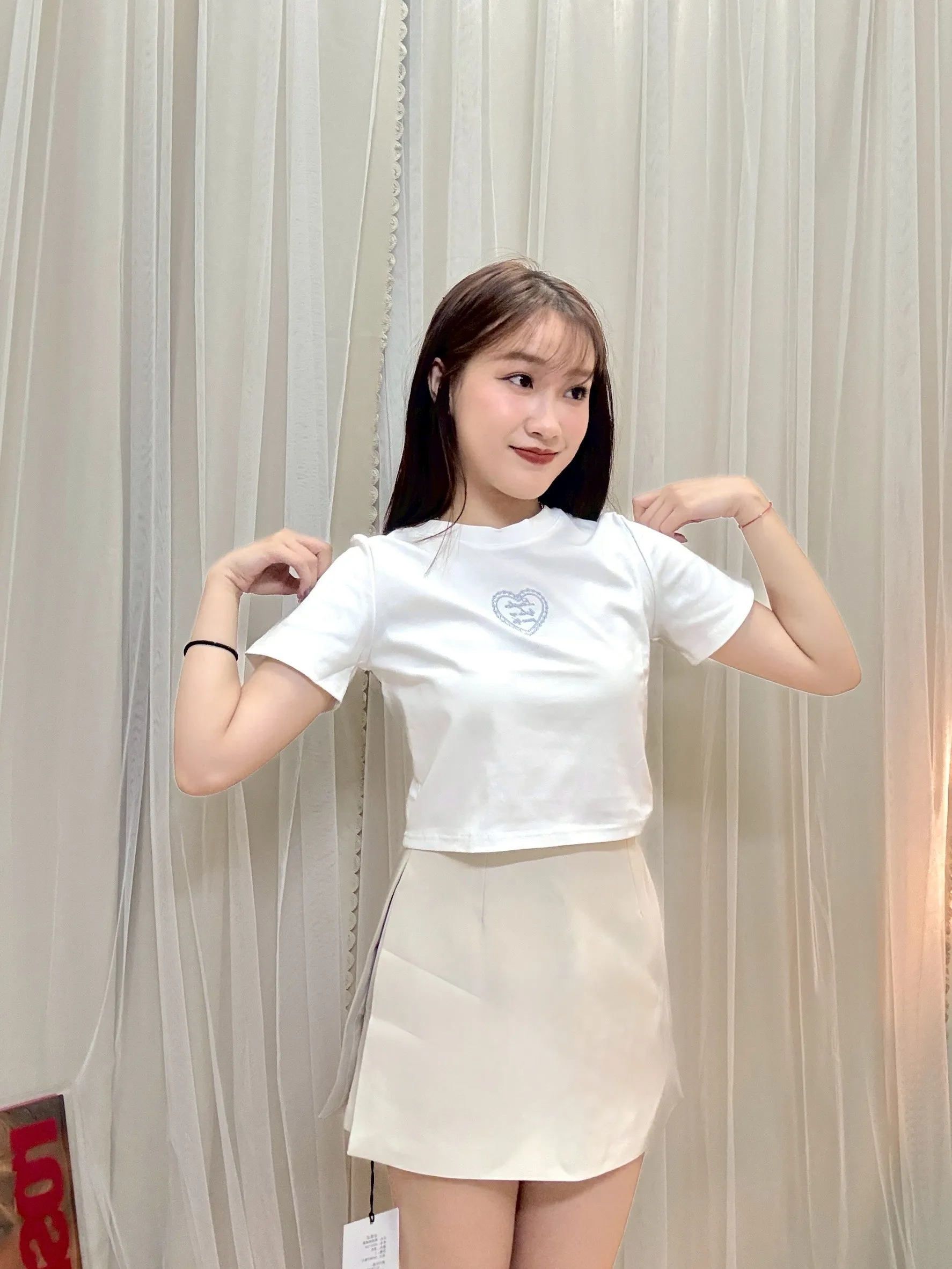 日常必備-愛心刺繡高彈上衣