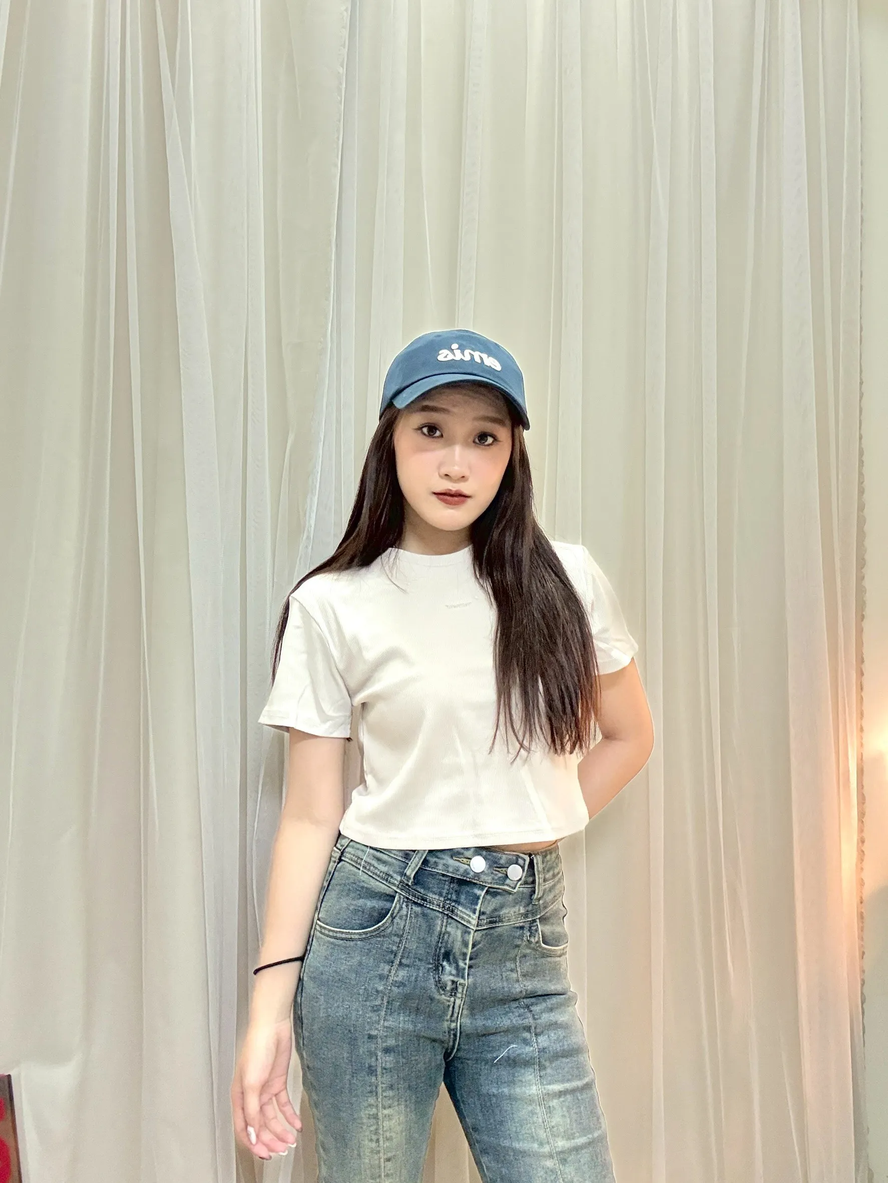 日常穿搭-英文刺繡合身彈性短上衣