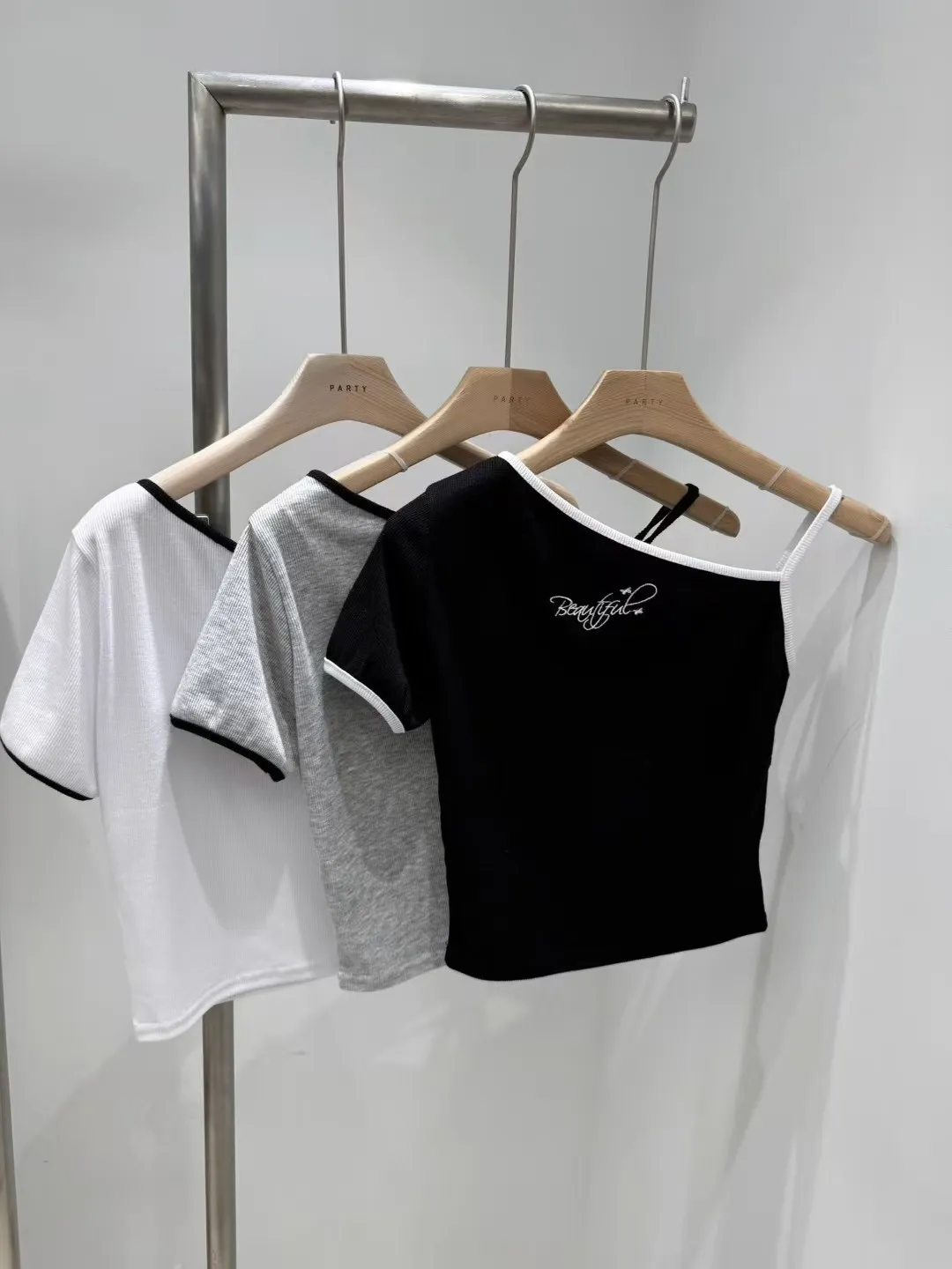 正韓 單肩刺繡造型短袖上衣