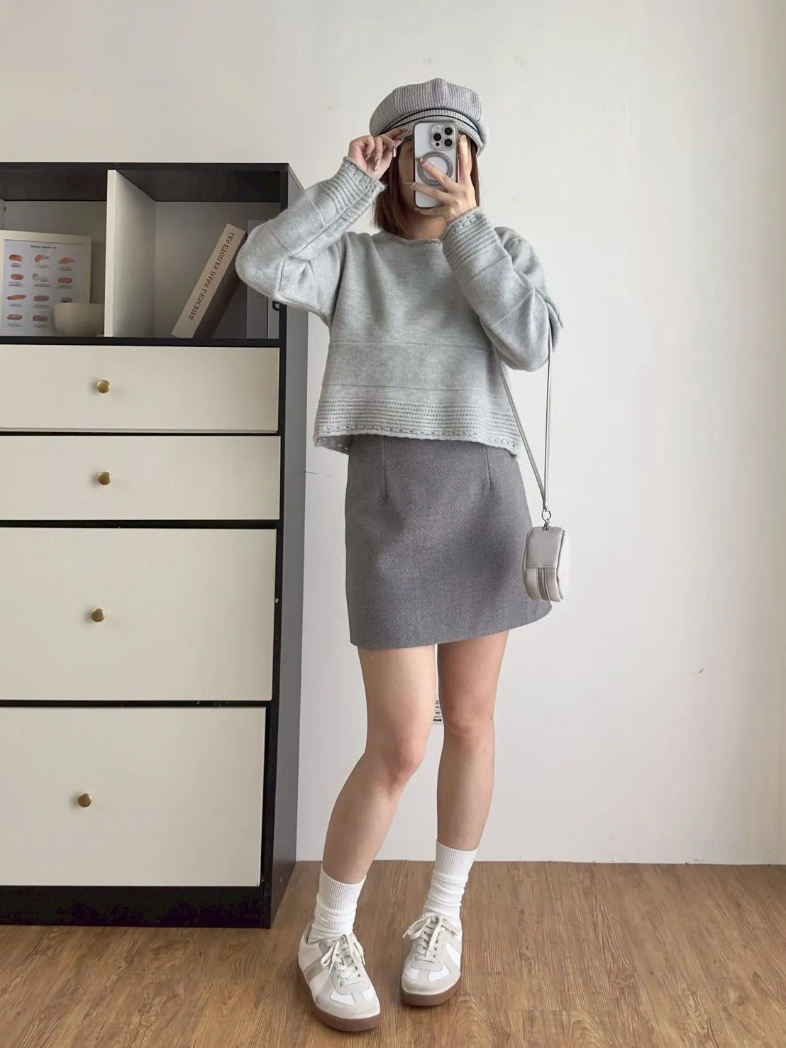 圓領下坑條毛衣