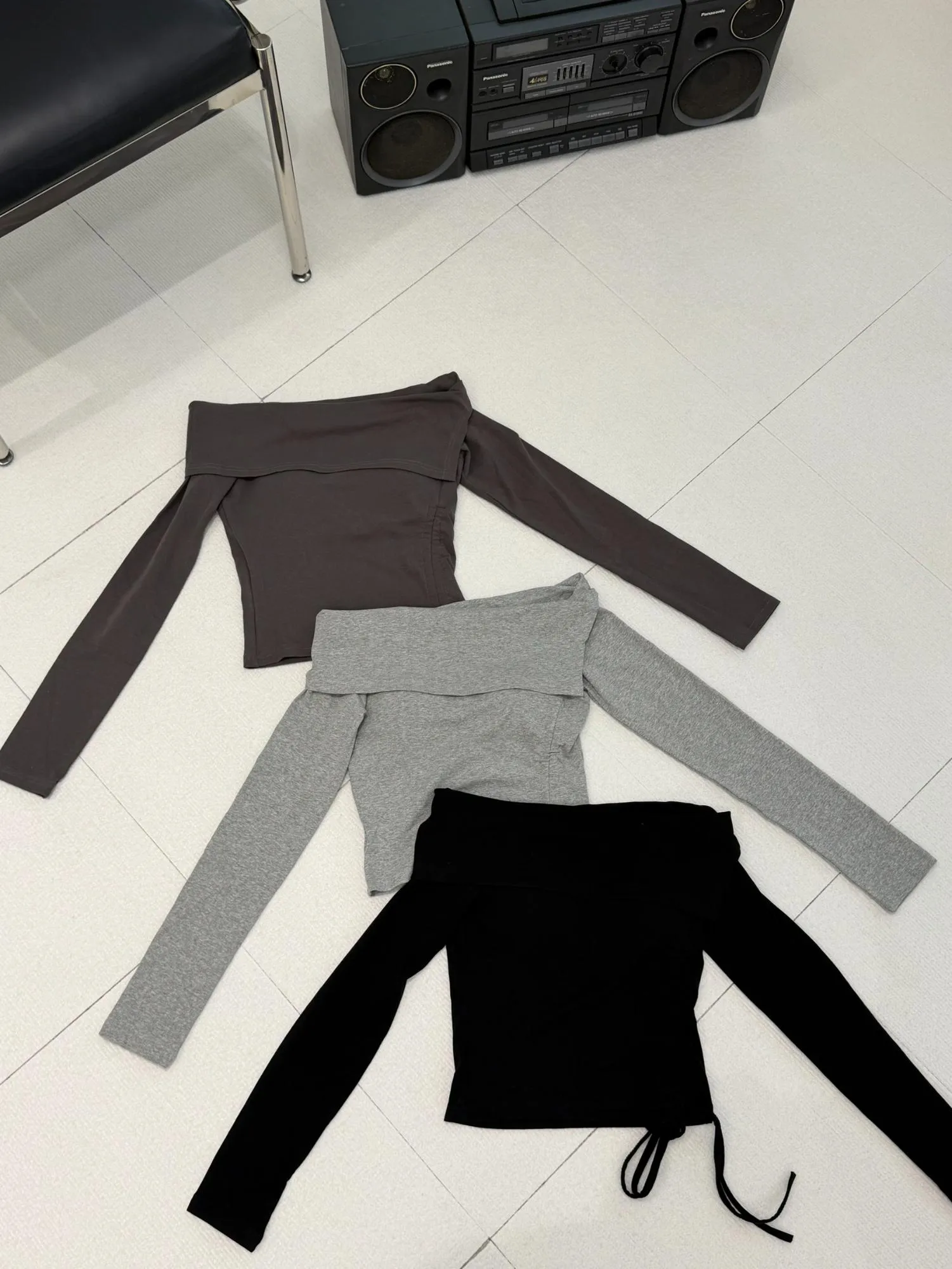 側綁繩一字領造型固定杯上衣