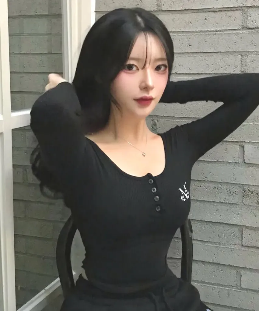 【預購】 MUCENT ANIV U-NECK SLIM FIT LONG SLEEVE T 排扣 素面 下圓弧 修身上衣