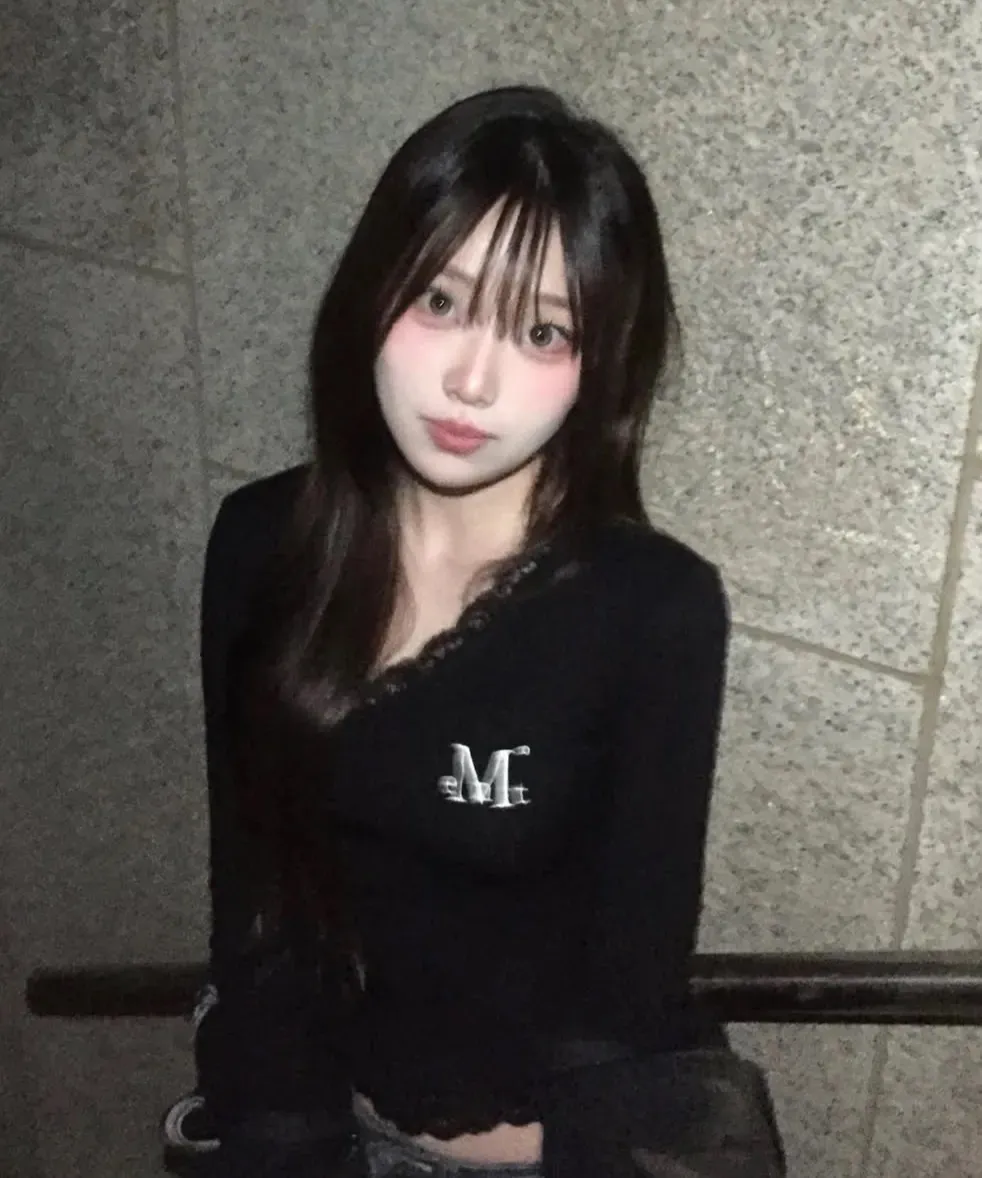 【預購】 MUCENT SUNNIOR LACE V-NECK LONG SLEEVE T 熱銷款 蕾絲 Ｖ領修身上衣