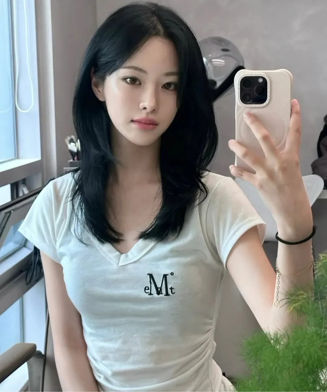 【預購】 MUCENT VELIN V-NECK CROP HALF T 刺繡 V領 修身上衣