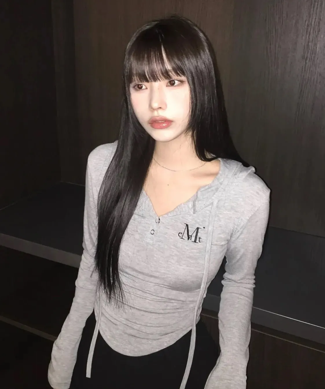 【預購】 MUCENT RUEN SIGNATURE SLIM HOOD T 半開扣 刺繡帽踢