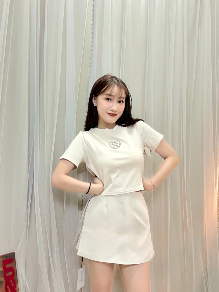 日常必備-愛心刺繡高彈上衣