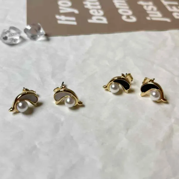 小巧海豚珍珠耳釘