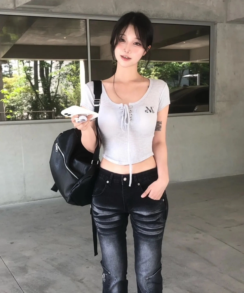 【預購】 MUCENT SARON EYELET LACE-UP SLIM FIT HALF T 前綁帶 下圓弧 修身上衣