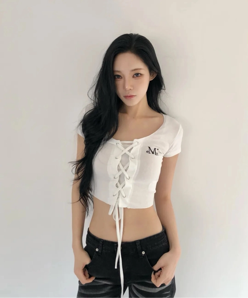  【預購】 MUCENT SARON EYELET LACE-UP SLIM FIT HALF T 前交叉 綁帶上衣