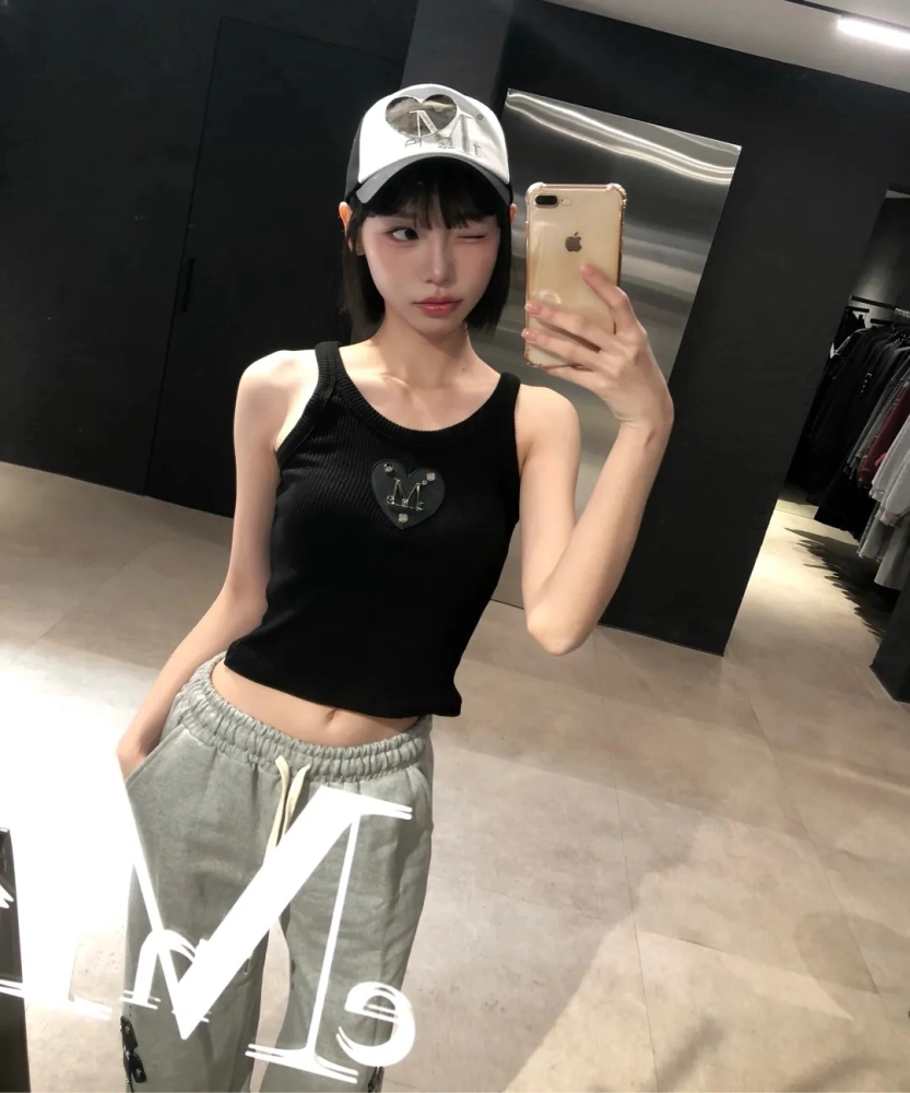 【預購】 MUCENT DYON METAL LOGO HEART PATCH SLEEVELESS  螺紋 素面 愛心背心