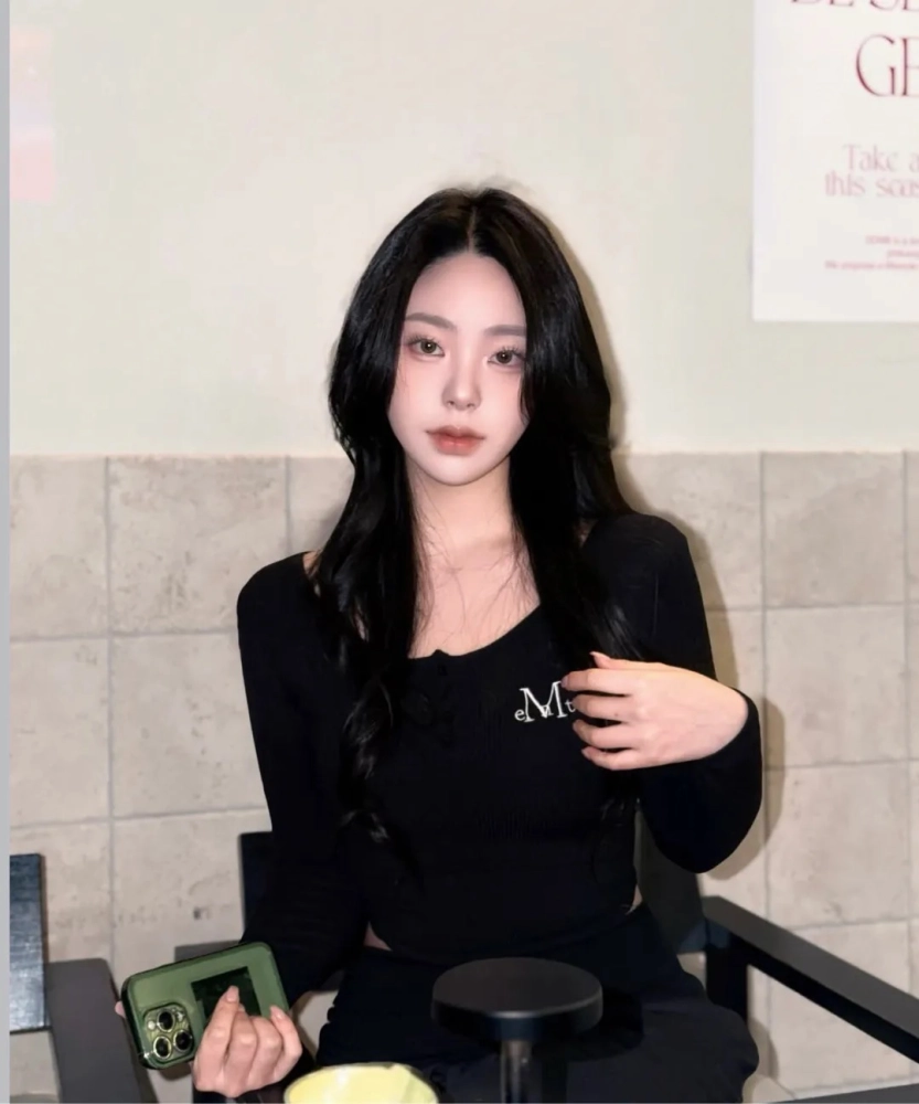 【預購】 MUCENT ANIV U-NECK SLIM FIT LONG SLEEVE T 排扣 素面 下圓弧 修身上衣