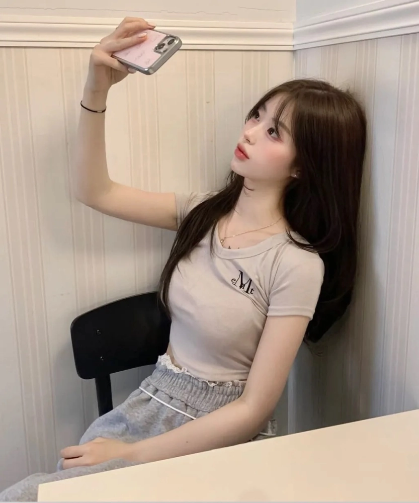 【預購】 MUCENT VELIN V-NECK CROP HALF T 刺繡 V領 修身上衣