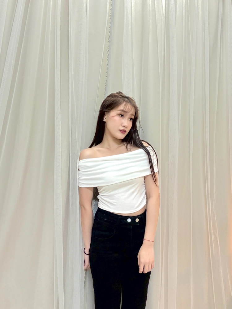 韓劇女主-正韓側邊抓皺顯瘦露肩一字領