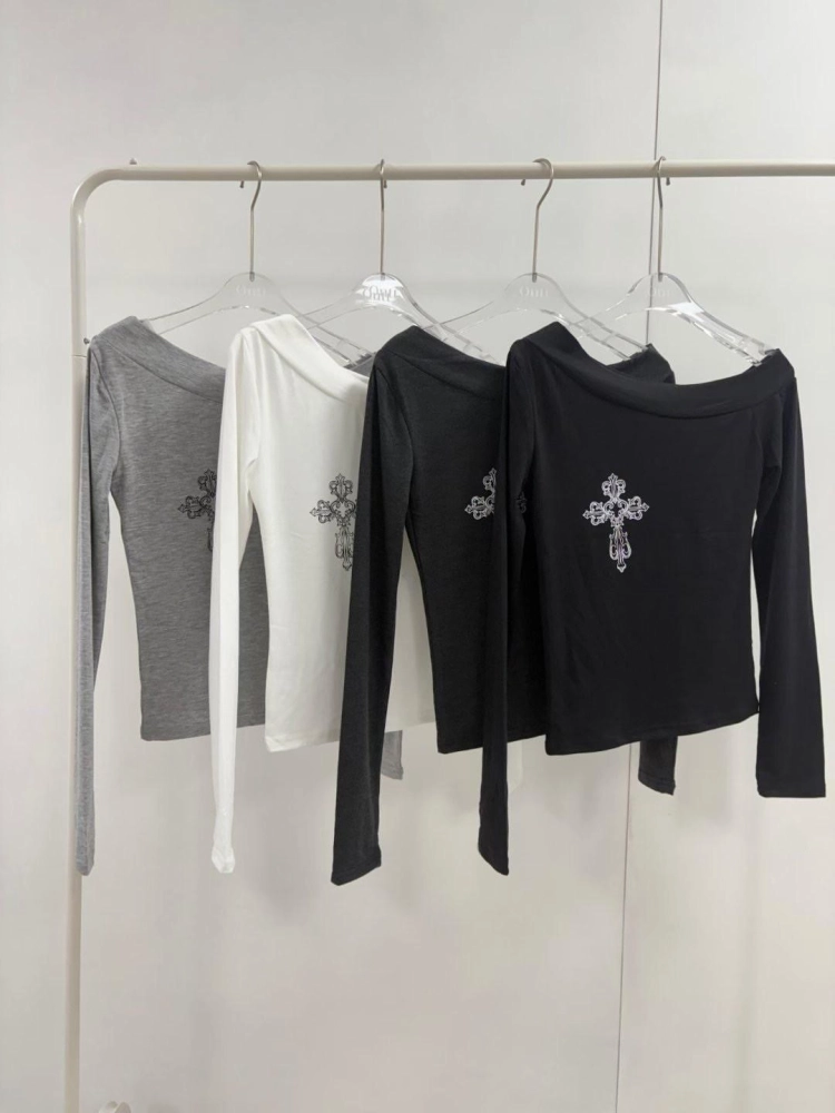 正韓胸前印花露肩上衣