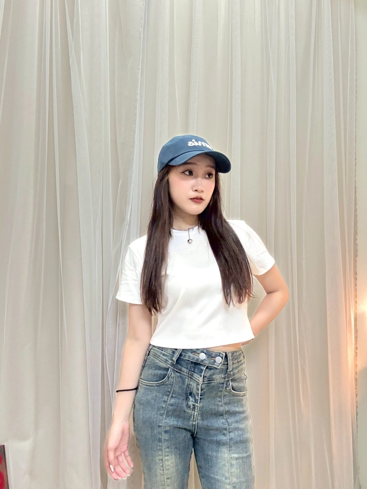 日常穿搭-英文刺繡合身彈性短上衣